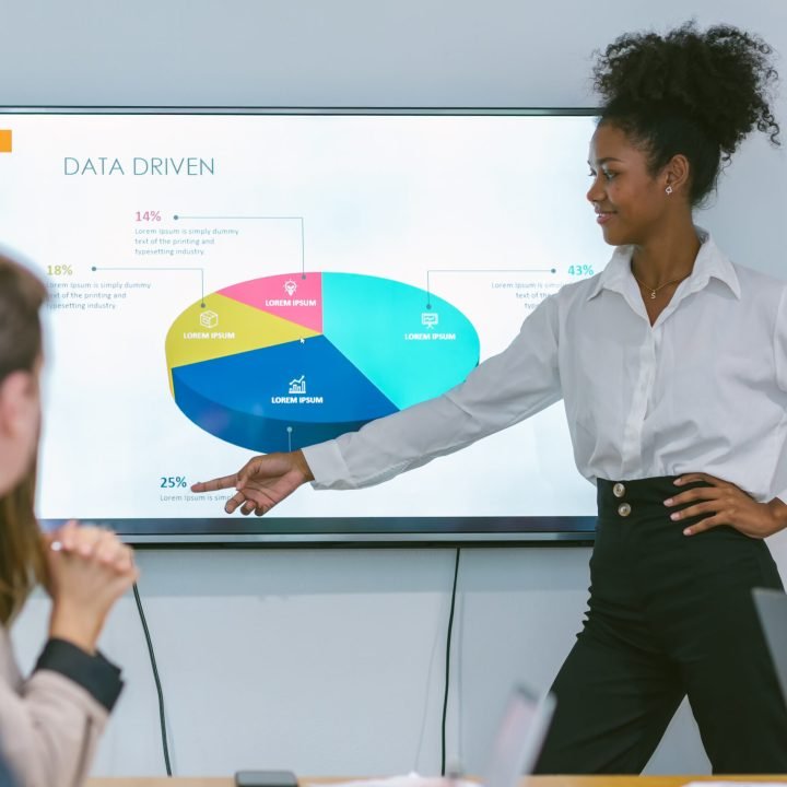 diverse-colleagues-gather-in-brainstorm-discuss-st-2026-01-08-23-58-57-utc